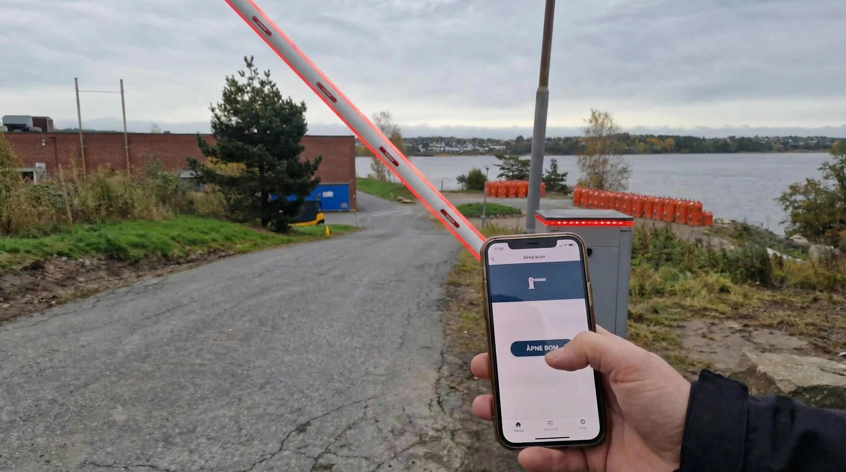 Bom som åpnes med Cyberkey-appen på telefonen