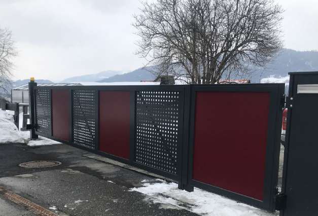 Fritt bærende skyveport i snø. Ingenting ligger i kjørebanen